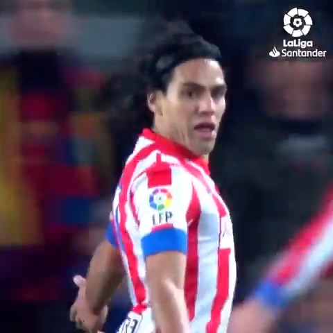 Falcao en su mejor momento, contra el Barcelona. Carles Puyol dijo que siempre fue uno de los delanteros que más le costó marcar. Gol inolvidable.