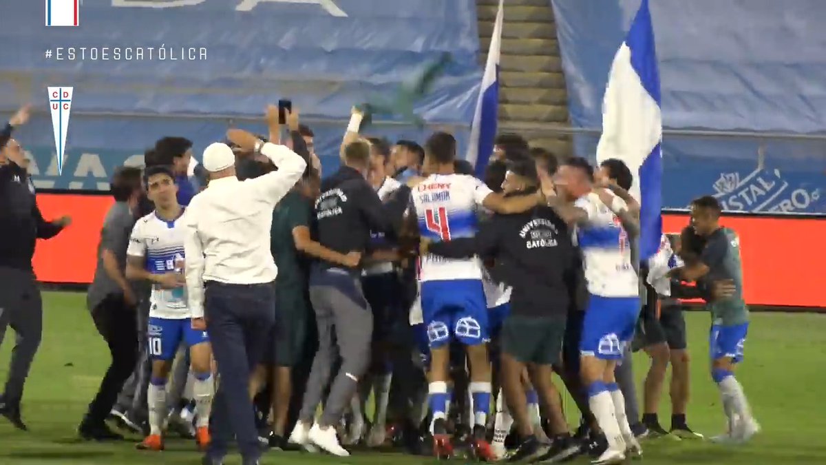 🎵 Oooh, ¡dale tricampeóóón! 🎵 Recordando aquel día, sin ustedes en las tribunas 😔, pero sintiendo su apoyo de todos lados 🤍💙, así celebraron #LosCruzados en San Carlos de Apoquindo la conquista de una nueva estrella, ¡#La15 ⭐! #EfemérideCruzada ⚪🔵
