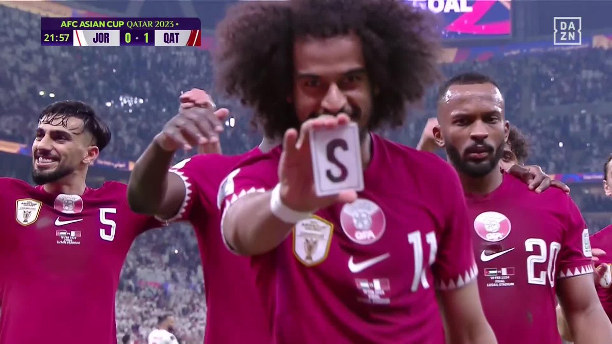 🇶🇦 史上初？ゴール直後に手品を披露 ⚽ アジアカップ決勝は #カタール代表 が先制！#アクラム・アフィフ が自ら得たPKを沈め、先制ゴールを奪った。 PKを決めた直後、ソックスからカードを取り出しカメラに向かって… 🎥：DAZN Japan