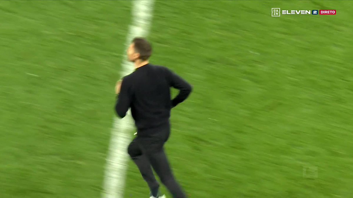 Foi uma vitória especial com Hradecky na claque 📣 #BundesligaELEVEN