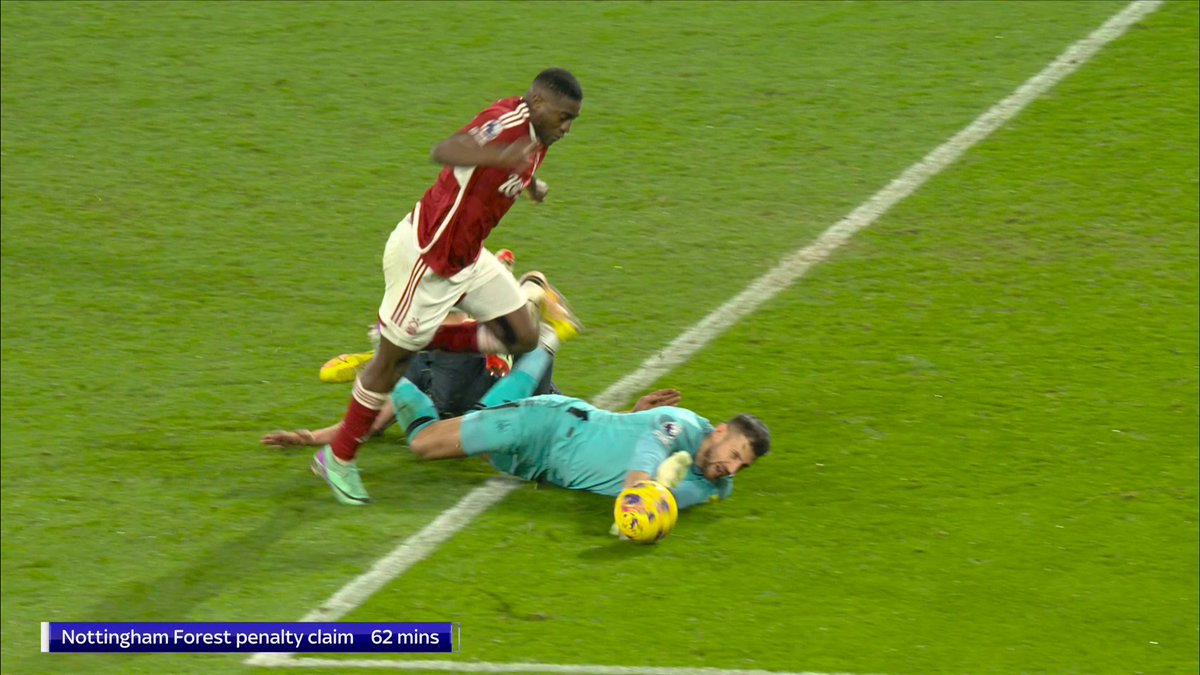"Your asking the question...why is he not just slotting into the empty net" 🗣️ Jamie Redknapp and Izzy Christiansen on Nottingham Forest's penalty claim ❌