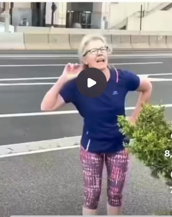 She really tried to get his dog into the traffic! 😱🤯😠