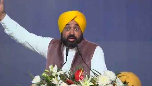 ਮੇਰੀ ਕੇਂਦਰ ਸਰਕਾਰ ਨੂੰ ਬੇਨਤੀ ਹੈ ਕਿ ਕਿਸਾਨਾਂ ਨਾਲ ਬੈਠ ਕੇ ਗੱਲ ਕਰ ਲਓ... ਉਹਨਾਂ ਦੀਆਂ ਜਾਇਜ਼ ਮੰਗਾਂ ਮੰਨ ਲਓ...ਪੰਜਾਬ ਦਾ ਕਿਸਾਨ ਦੇਸ਼ ਦਾ ਢਿੱਡ ਭਰਦਾ ਹੈ...ਸਾਡੇ ਨਾਲ ਇੰਨੀ ਨਫ਼ਰਤ ਨਾ ਕਰੋ... ਵੱਡੇ-ਵੱਡੇ ਕਿੱਲ ਤੇ ਕੰਡਿਆਲੀਆਂ ਤਾਰਾਂ ਲੱਗਾ ਕੇ ਤੁਸੀਂ ਇੰਡੀਆ ਤੇ ਪੰਜਾਬ ਦਾ ਬਾਰਡਰ ਨਾ ਬਣਾਓ...