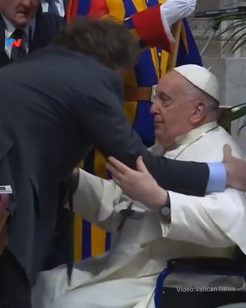 Este es el video que el Kirchnerismo nunca hubiese querido ver. El Papa y Milei rompiendo protocolo, riéndose y abrazándose. Señores, hagan su magia. 👇🚬🙏😉