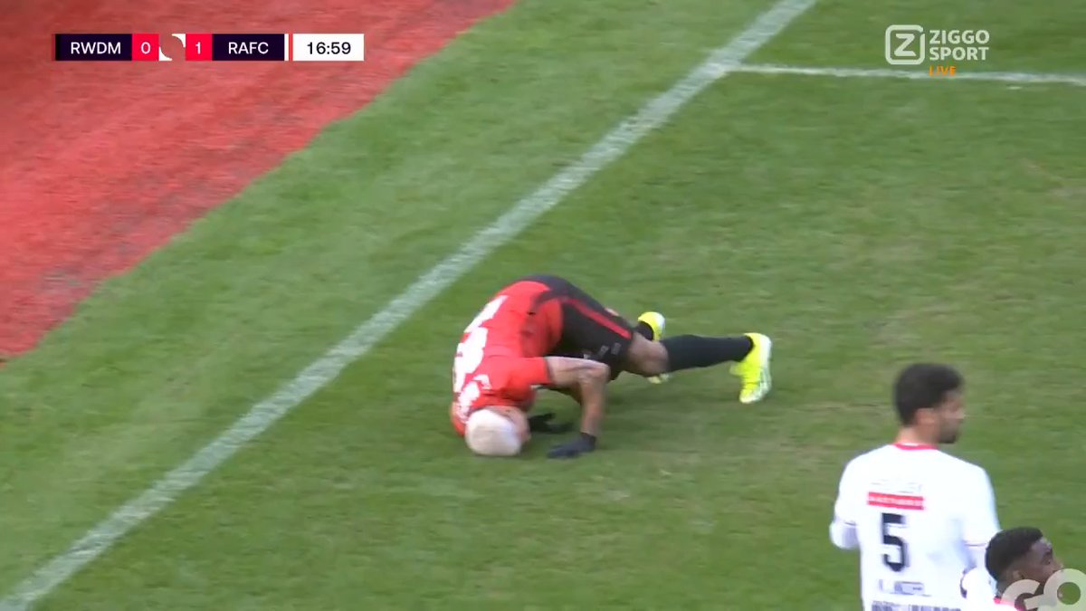 Een artiest eerste klas 🎪 Carlos Alberto denkt even snel het veld terug in te rollen 🤣 #ZiggoSport #JupilerProLeague #RWDANT