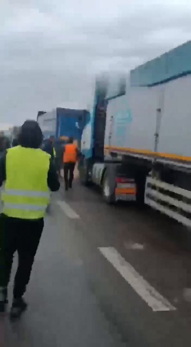 Поляки висипають зерно з українських фур, що стоять на пункті пропуску «Ягодин-Дорогуськ», — ЗМІ