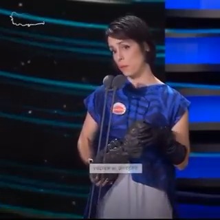 İspanyol film yönetmeni Estibaliz Urresola, Premios Goya 2024'te "En İyi Yeni Yönetmen" ödülünü kazandıktan sonra Filistin'e karşı dayanışma mesajı verdi: ▪️"Gazze'de yaşananlar bir soykırımdır ve hükümetimizi bunu derhal durdurmaya çağırıyoruz."
