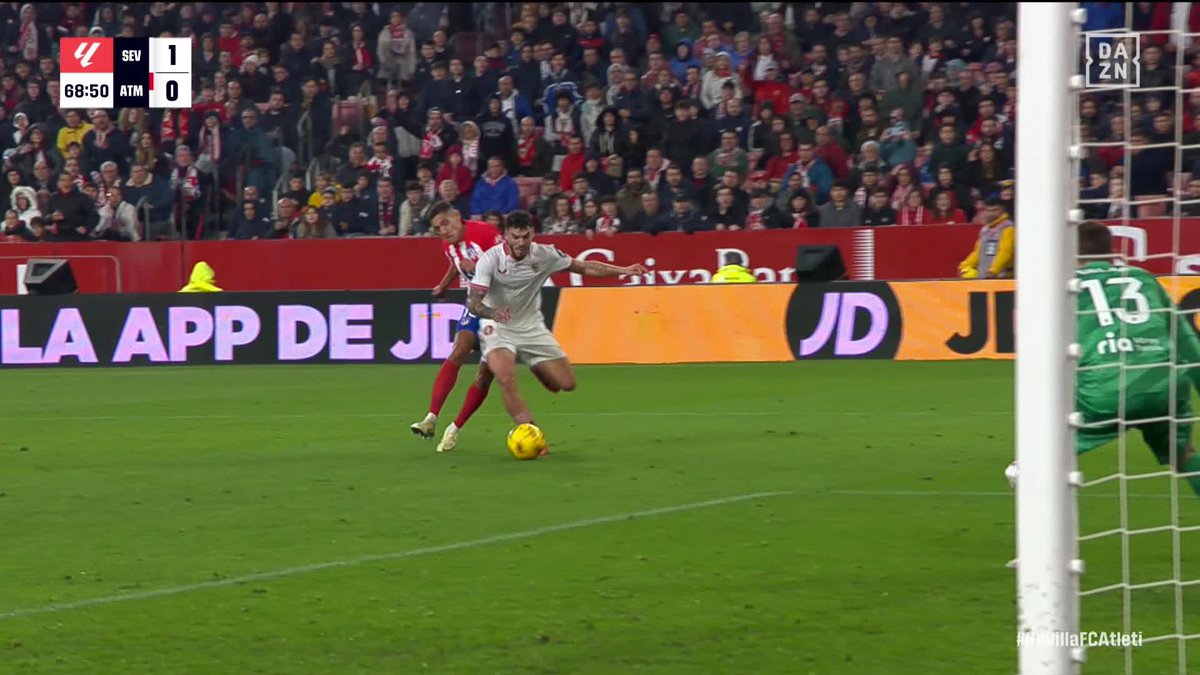 La acción de Nahuel Molina con Isaac Romero por la que los jugadores del Sevilla Fútbol Club pidieron penalti #LALIGAenDAZN ⚽