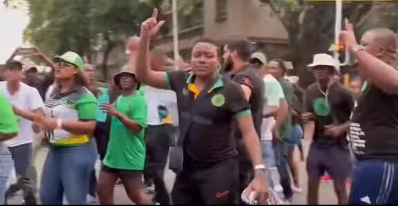 Does Bonginkosi Khanyile, the youth leader of the MK Party, now also move around with bodyguards? 😂😂😂 South Africa is a joke 💀