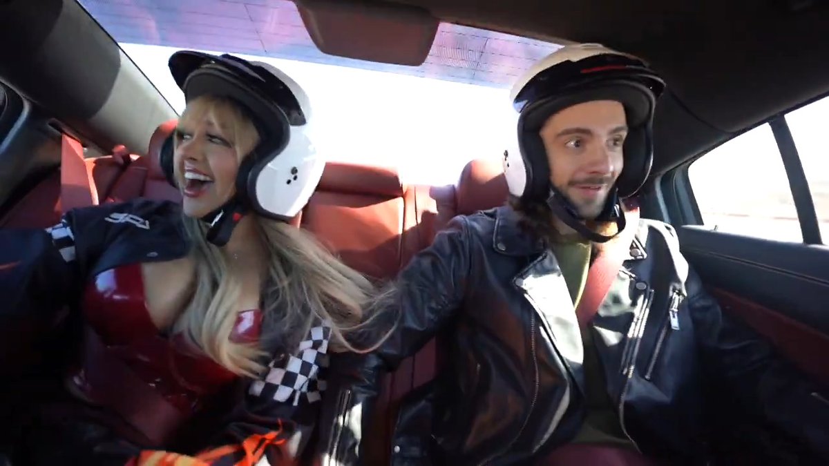 ¡ARI 🍓✨ sorprendió al volante! Compitió con su Lamborghini ante el Ferrari de Juank Pérez🤳 y conquistó Las Vegas previo al Super Bowl LVIII. 🏎️💥 🏈Super Bowl 49ers vs Chiefs ⌚HOY 5PM 📺Por Azteca 7 Y 📲💻 #MiRazónEs 🤩