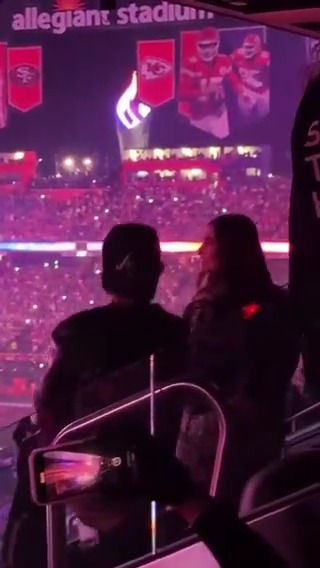 Justin and Hailey Bieber vibing to Usher Raymond IV ๐ฅ #AppleMusicHalftime