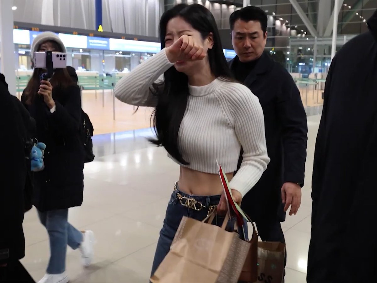 Dahyun's reaction when ONCEs were complimenting her with puns 😭 (full? beautiful)
