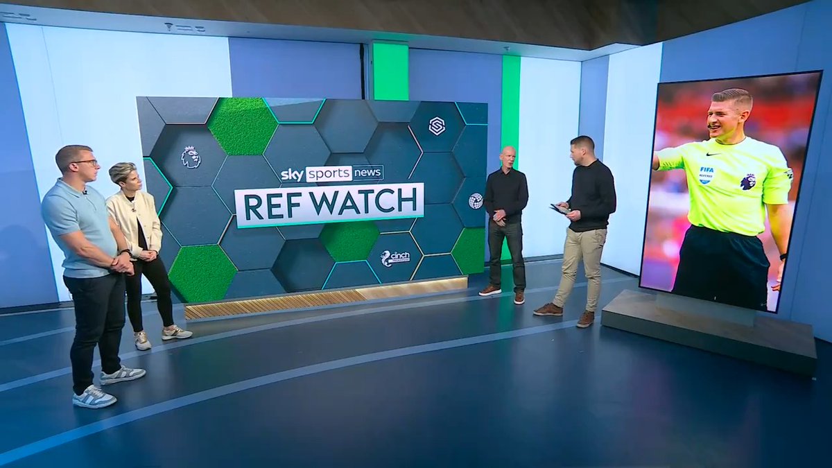 Did Manchester United get lucky here? 🗯️ Dermot Gallagher and Stephen Warnock were in disagreement over the corner decision that led to United's opener in their win over Aston Villa 😠