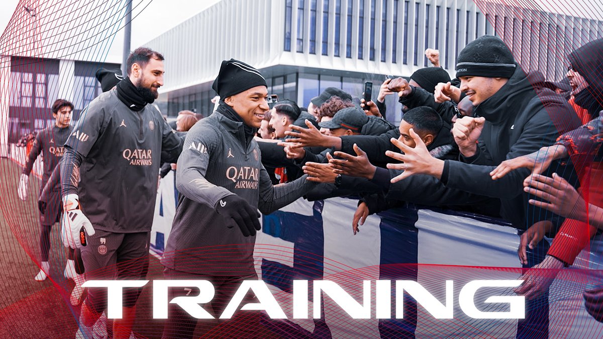 Ce dimanche, nos Parisiens ont préparé la rencontre #PSGRSO en présence du Collectif Ultras Paris venu encourager les Rouge et Bleu au Campus PSG ❤️💙🙌