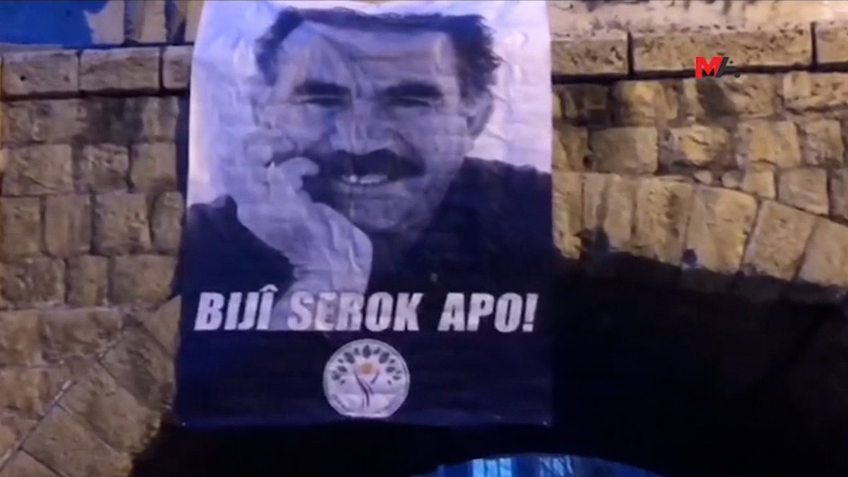 Wan'da Abdullah Öcalan’ın dev posteri köprüye asıldı