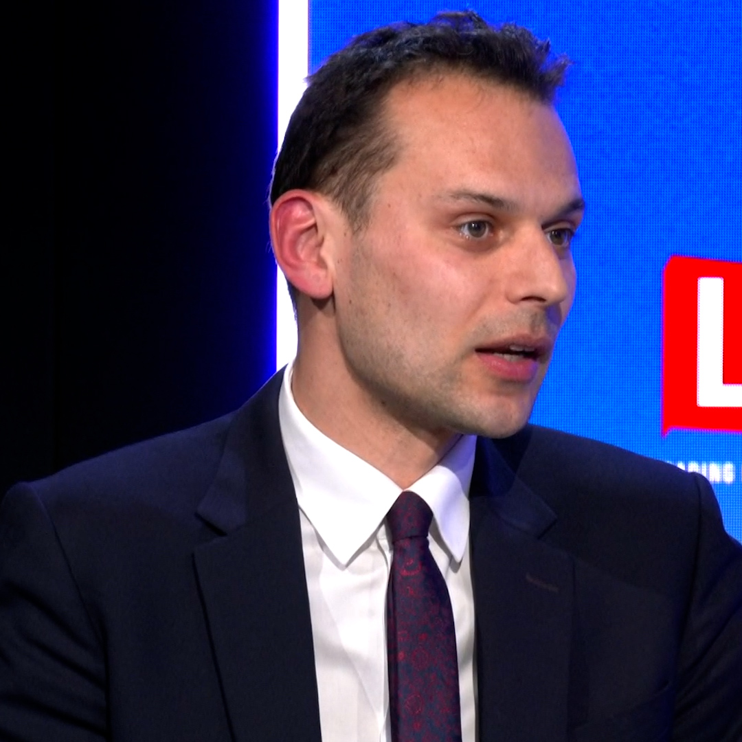 'Why don't you put the smuggler gangs on the barge and ship it to Scotland for all I care?' Criticising the government's Rwanda plan, @joshsimonstweet has a solution for the 'small boats crisis' if Labour win the next election. Iain Dale 🏴🇬🇧 ⚒️