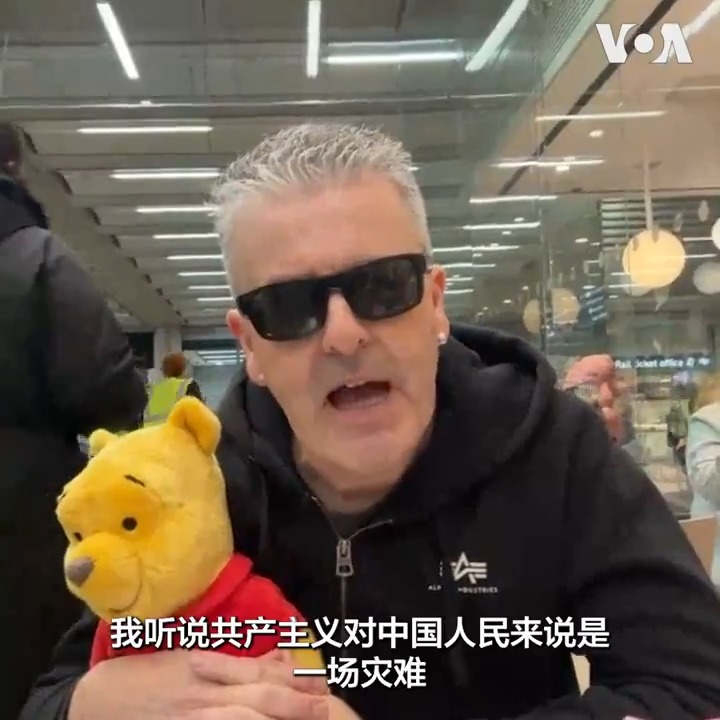 在伦敦圣潘库拉斯火车站发生的英国钢琴家卡瓦纳（也称K博士）和一群中国小粉红之间的争执已然成为一场国际事件，被称为“伦敦钢琴门”。K博士是谁？他反华吗？歧视中国人吗？