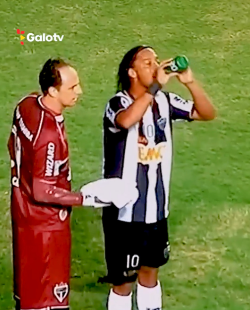 Há exatos 11 anos, o Bruxo mostrava para todo o Brasil a importância de uma boa hidratação… 🔙🚰💦🪄 E você, lembrou de beber água hoje? 😅