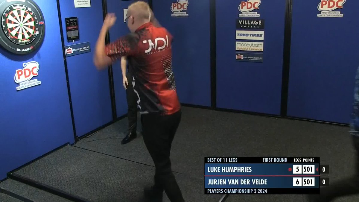 VICTORY FOR VAN DER VELDE! 🇳🇱 Dutch youngster Jurjen van der Velde celebrates one of the biggest wins of his career, edging out World Champion Luke Humphries in a decider to move through to round two! 📺 📋 #PC2