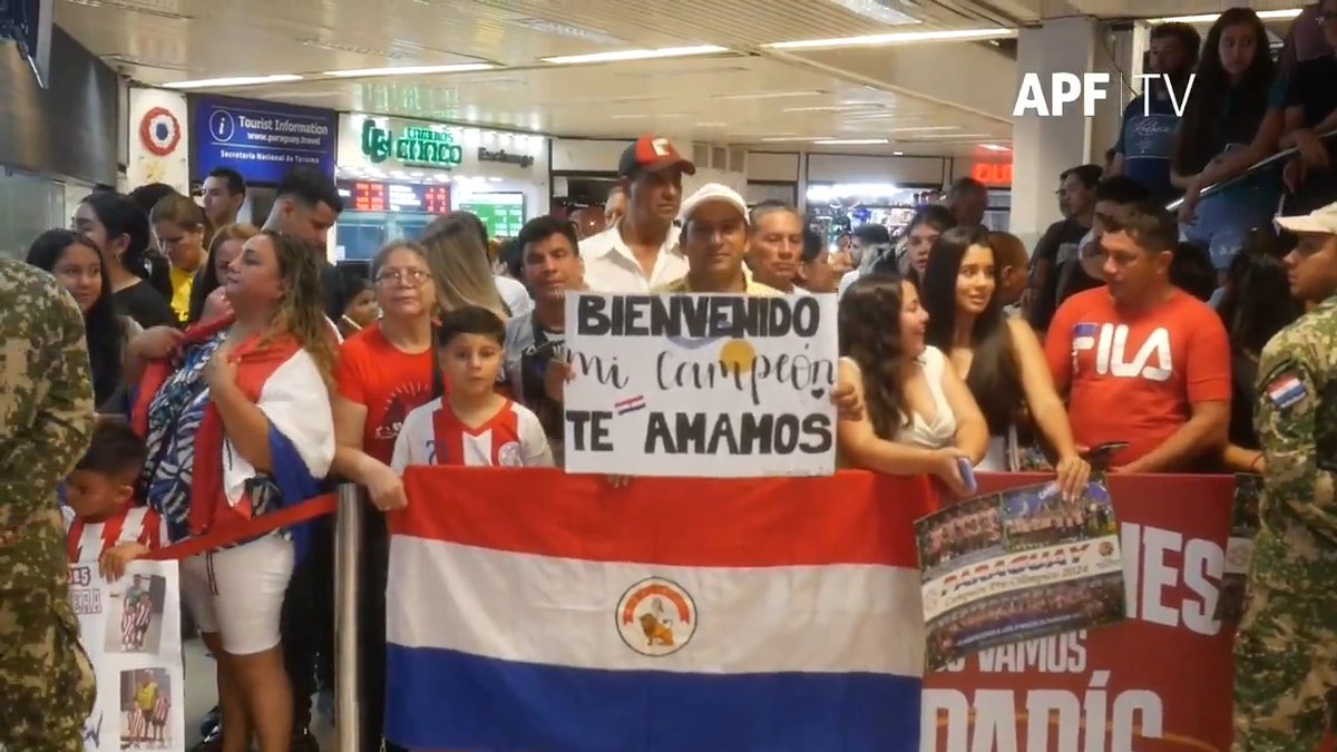 ¡Hola #AlbirrojaSub23 ⚪🔴! ¡Hola campeones y olímpicos! 📹 Así se vivió el arribo y el reconocimiento a los jugadores, miembros del cuerpo técnico y de la delegación paraguaya, quienes coronaron un torneo inolvidable en Venezuela. #VamosParaguay 🇵🇾