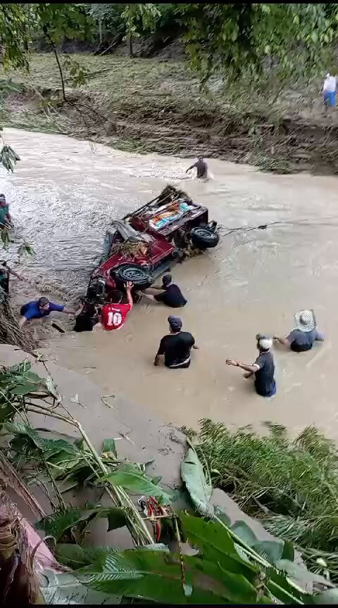 Manabi, una camioneta fue encontrada después de ser arrastrada por la corriente de un río en la parroquia Convento del cantón Chone #SomosWeNewsEc