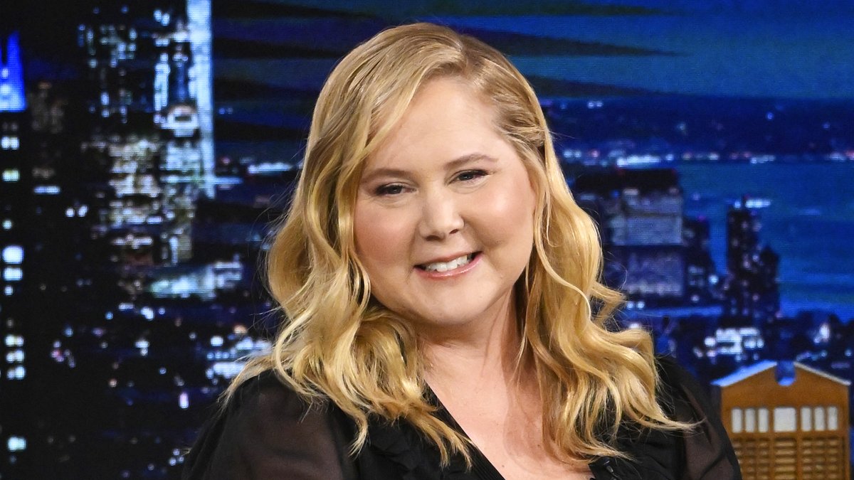 .Amy Schumer does a stand-up set with backup dancers! #FallonTonight