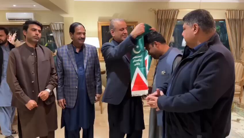 ہم نے صبح اعلان کیا تھا کہ استحکام پاکستان پارٹی سرپرائز دے گی 🚨🚨 ہم نے شخصیت پرست گروہ سے مسلم لیگ نواز کا مذاق اڑانے کا بدلہ لے لیا۔ چار ایم پی اے استحکام پاکستان پارٹی میں شامل۔ لیکن یہ سرپرائز کا صرف ایک حصہ ہے۔ بڑا حصہ باقی ہے۔ کچھ مزید انتظار کرو شخصیت پرستوں۔ پی پی284 تونسہ سے حافظ طاہر قیصرانی اور پی پی270مظفر گڑھ سے زاہد اسماعیل بھٹہ شامل پی پی296 راجن پور سے سردار اویس دریشک اور پی پی91 بھکر سے غضنفر عباس چھینہ کی شمولیت