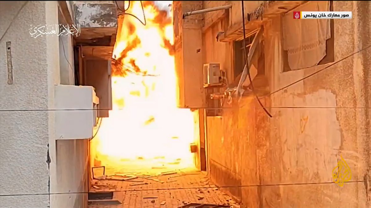 مشاهد حصلت عليها الجزيرة لما قالت كتائب القسام إنها لاشتباكات من النقطة صفر بين مقاتليها والجيش الإسرائيلي في خان يونس #حرب_غزة #الأخبار