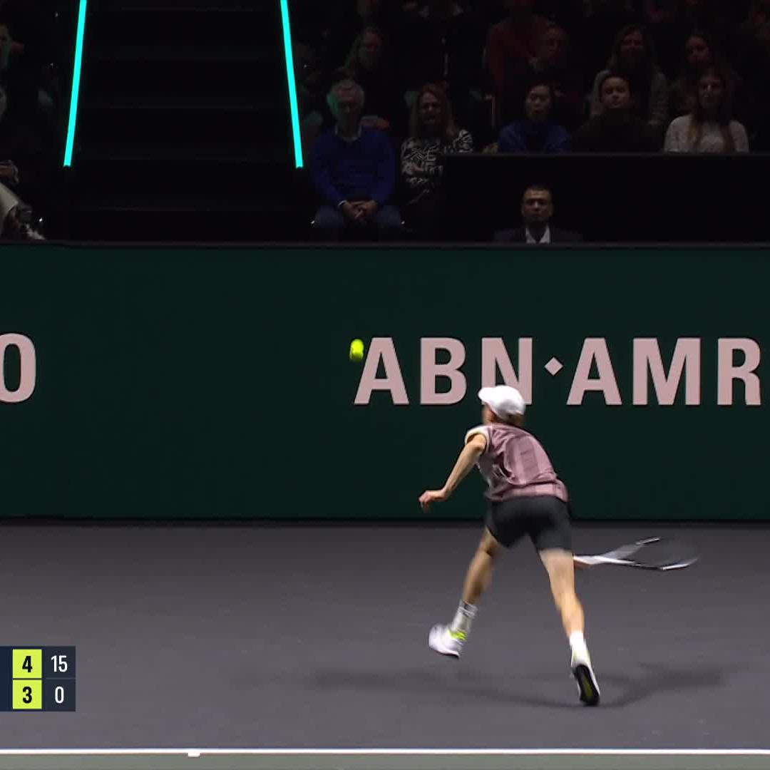 That defensive lob tho 😮‍💨 Jannik Sinner finding his way out of trouble! #abnamroopen