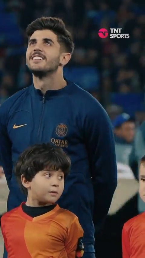 QUE VÍDEO F0D@! 🔥 Se liga na cara do Beraldo ouvindo o hino da Champions pela primeira vez! 👏 #CasaDaChampions