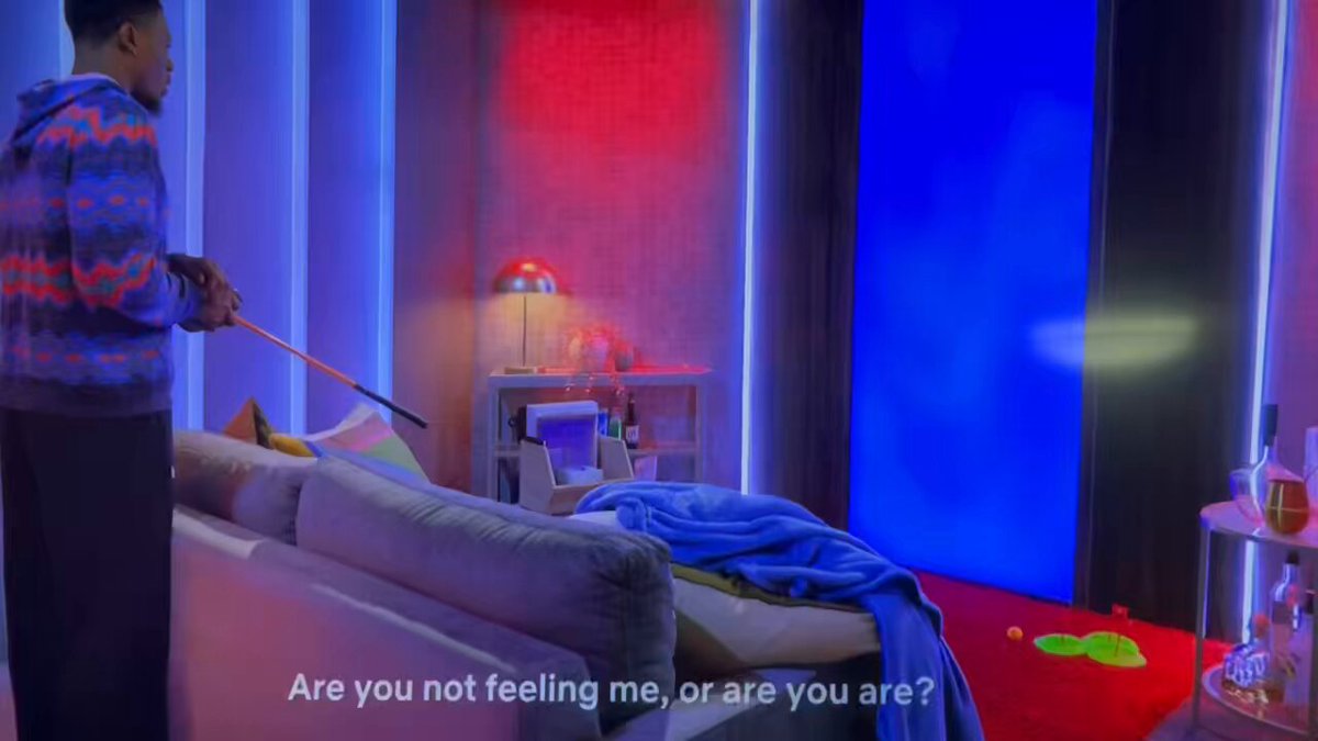 Clay is a walking 🚩🚩. AD said her father passed away &amp; he didn’t even care to offer condolences. He immediately started pacing the room like a lunatic because she mentioned having another connection. Also, who the hell is he talking to w/ that tone? #LoveIsBlind #LoveIsBlindS6