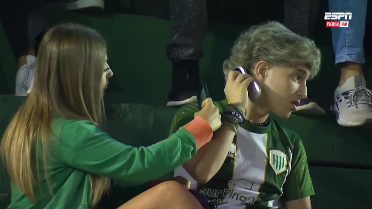 Se peina el loko. Su sueño es q̶u̶e̶ ̶B̶a̶n̶f̶i̶e̶l̶d̶ ̶h̶a̶g̶a̶ ̶u̶n̶ ̶g̶o̶l̶ tener el copete bien peinado.
