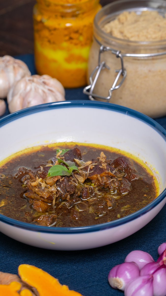 Rawon, ini dia salah satu makanan khas Jawa Timur yang menggunakan daging sapi dengan kuah khasnya yang berwarna hitam. Selalu jadi primadona orang-orang yang berkunjung ke Jawa Timur, coba bikin sendiri di rumah yuk!
