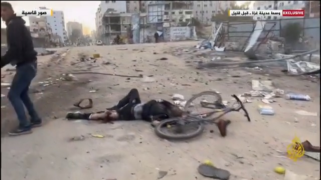 كاميرا #الجزيرة ترصد مشاهد قاسية وجثث متناثرة على الأرض نتيجة قصف إسرائيلي استهدف مواطنين بشارع الجلاء وسط مدينة #غزة #حرب_غزة #الأخبار
