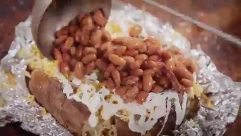This potato gets stuffed to the MAX with cheese, beans and brisket 😱 (Yes to this, Desert Oak Barbecue!) Watch a NEW #DDD with Mayor Guy Fieri TOMORROW at 9|8c and hbo max fka: #StreamOnMax
