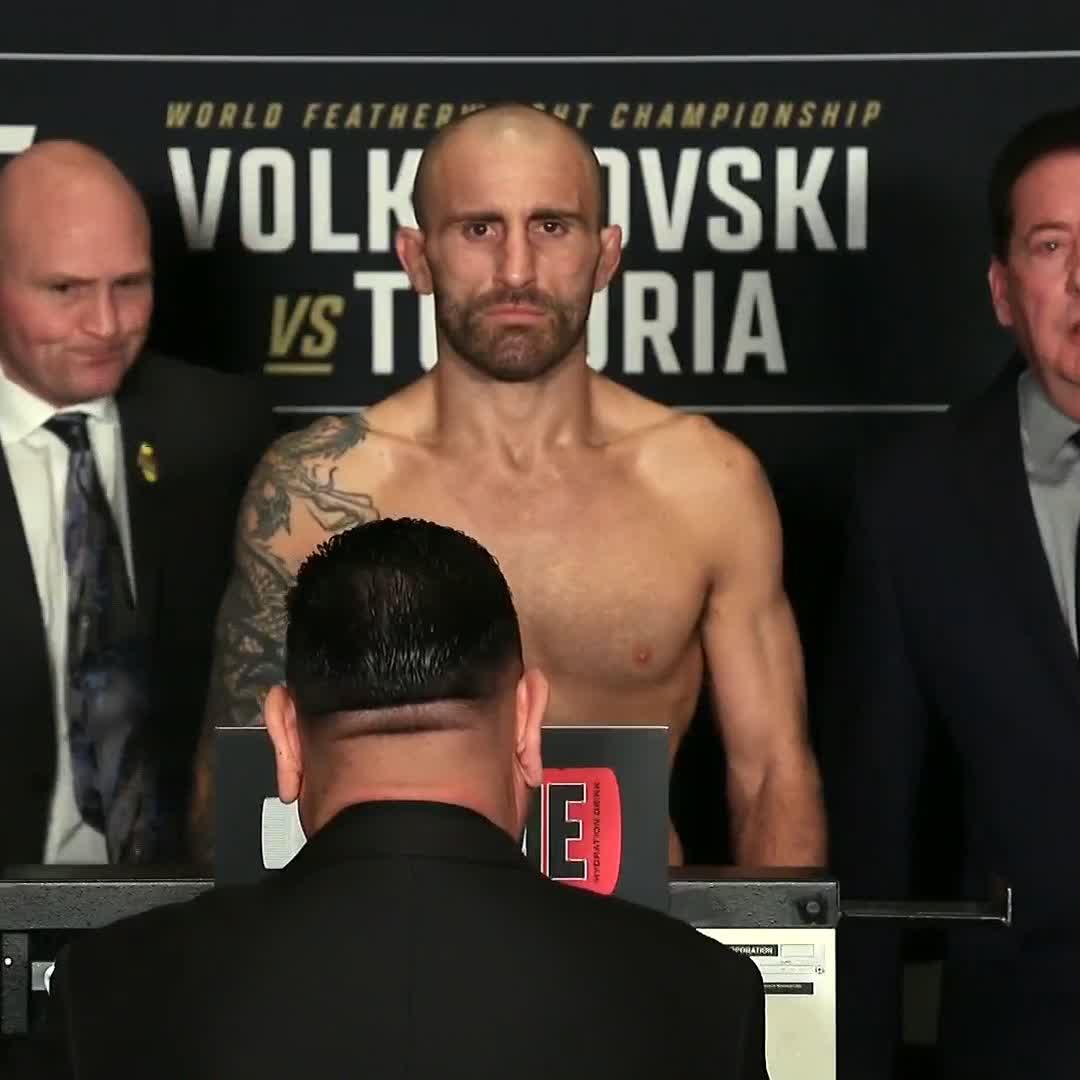 Ready for his 6th consecutive title defense 🏆 Alex Volkanovski is on weight at 144.5 lbs for #UFC298