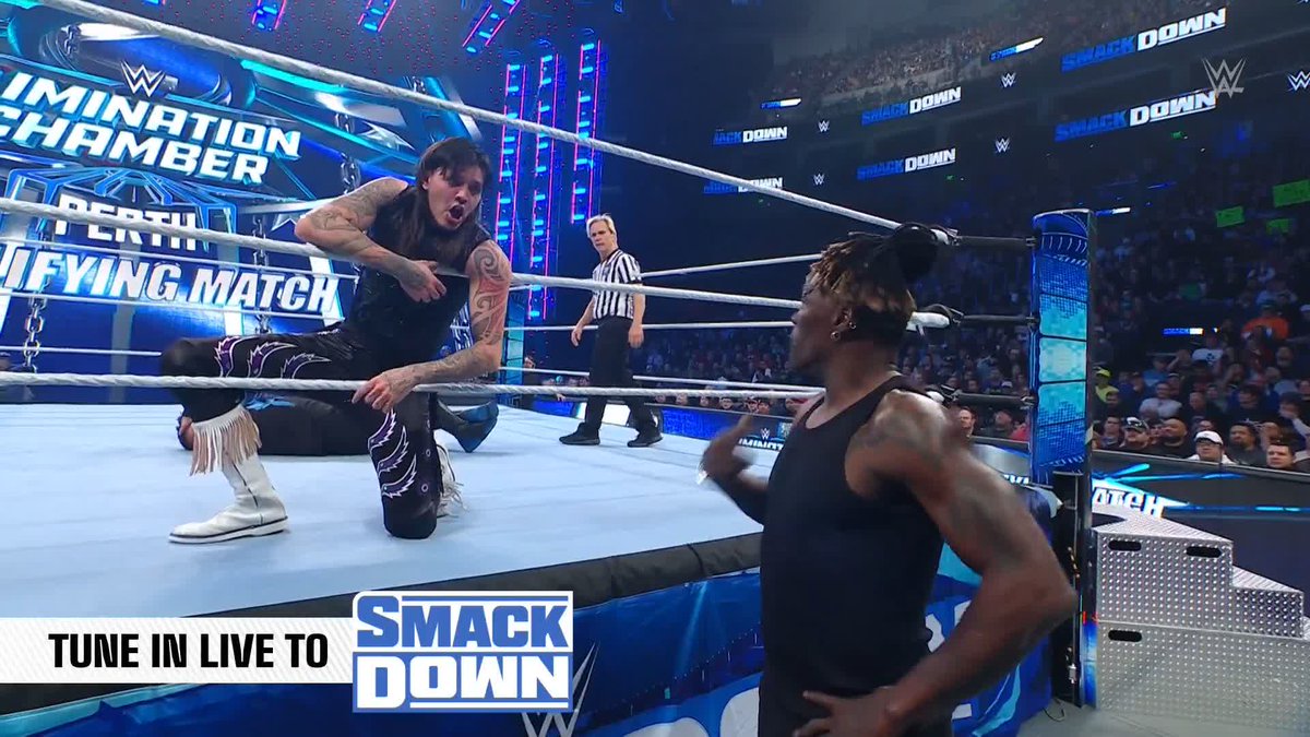 "You wanna be part of Judgment Day? Get me a chair!" Dominik promises Ron Killings a spot in #TheJudgmentDay if he helps him win... DON'T DO IT TRUTH! 🙏😩 #SmackDown