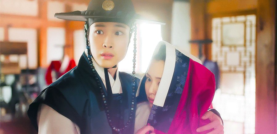 키도 커야 돼요. 여배우 키가 172야, 그럼 남배우 키는 184는 돼야 해. 최저 기준을 184로 잘랐어요. 어울리는 키 >입술이 이마에 닿는 그 키< 밤피꽃 감독님 굳이 저렇게 입술과 이마를 강조하신 이유 뭔데 엔딩에 수호여화 이마키스 주는 거 아냐?ㅜ