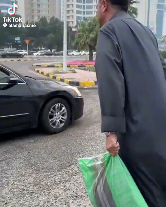 ياخوان نعلم حبكم لوطنكم ومقدرين هالشي لكن اللى قاعد تسونه غلط وزيادة الطين بله الشوارع تحتاج نوع معين من الاسفلت وخلطات معينه مقاومه للحرارة والامطار والوزن وعندهم مواصفات معينه مايصير انا مواطن مو عارف شي اروح اسوي وارمم شغلات مافهم فيها .