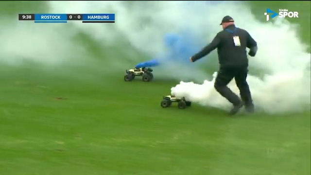 Hansa Rostock-Hamburg maçında sahaya uzaktan kumandalı arabalar girdi.