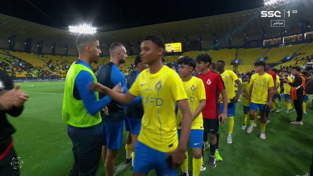 الاسطورة كريستيانو يُصفق لـ إبنه جونيور بعد تحقيقه لقب الدوري 💛