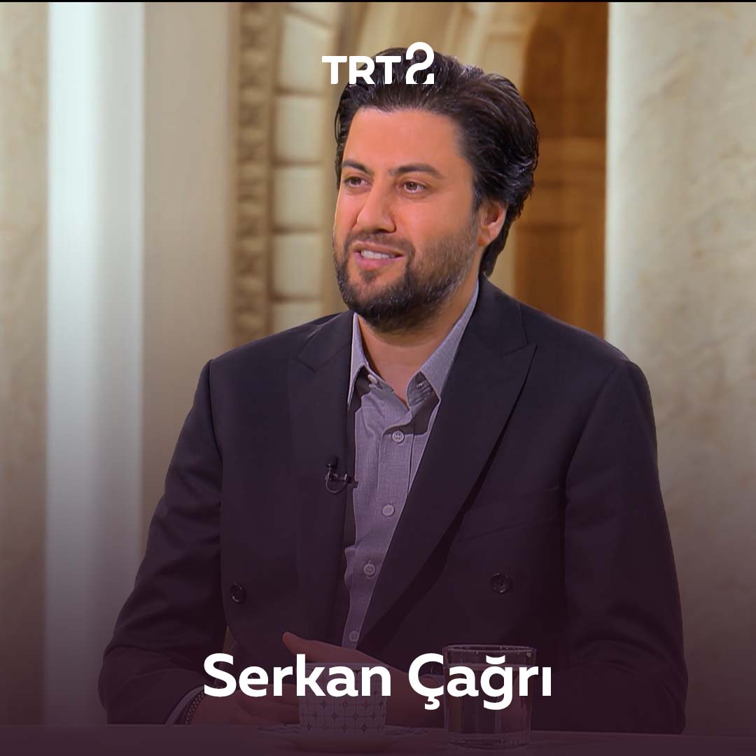 “İnsanların, söyleyemediklerini enstrümanlarıyla söylediği bir toplulukta yetiştim.” Serkan Çağrı, doğup büyüdüğü çevrenin müzik çalışmalarına katkısını anlatıyor. 🎵 “Film Gibi Hayatlar”, pazar 12.00’de TRT 2’de 🖥️