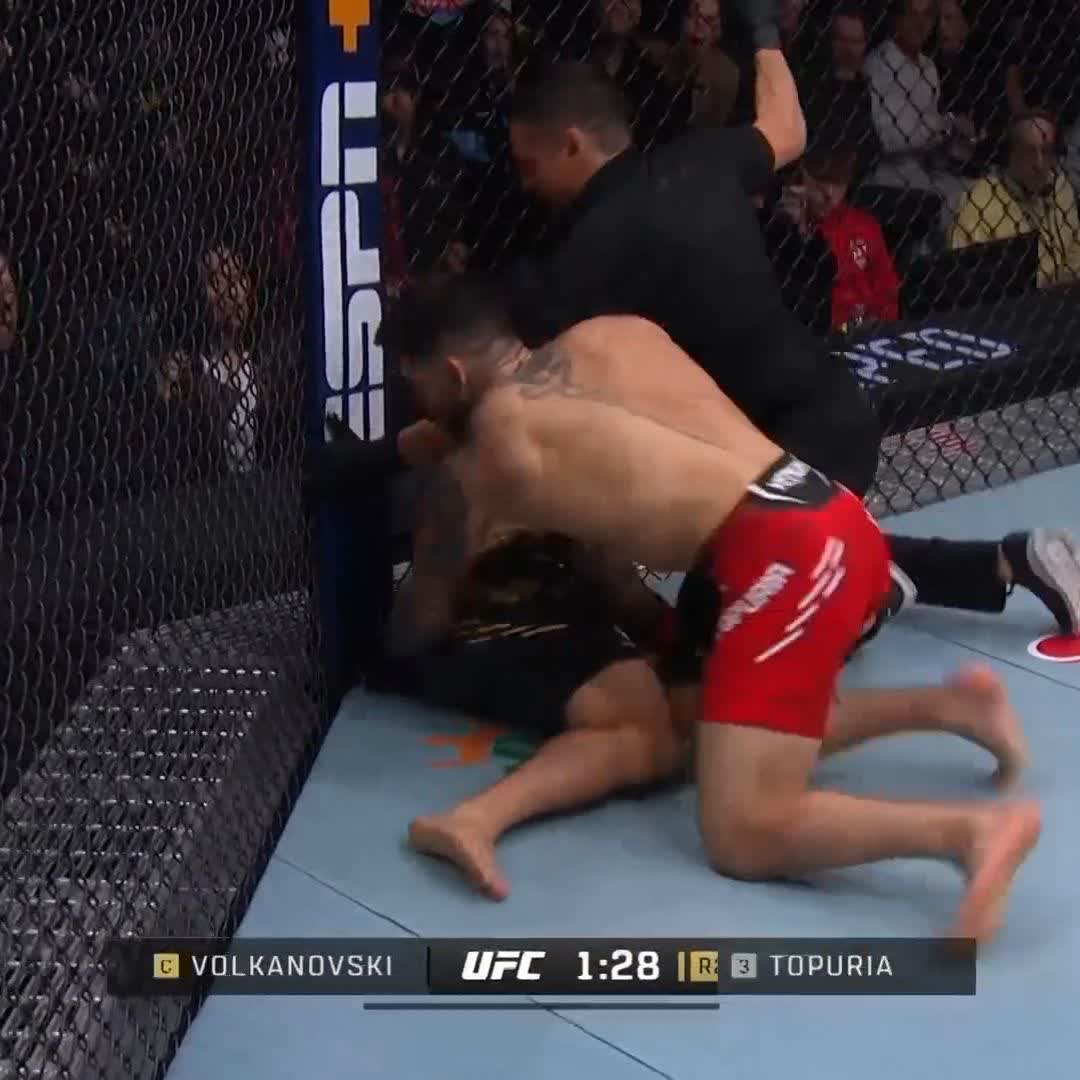 A CHANGING OF THE GUARD, EL MATADOR IS KING! 🇪🇸🇬🇪 @TOPURIAILIA IS THE FEATHERWEIGHT CHAMP! #UFC298