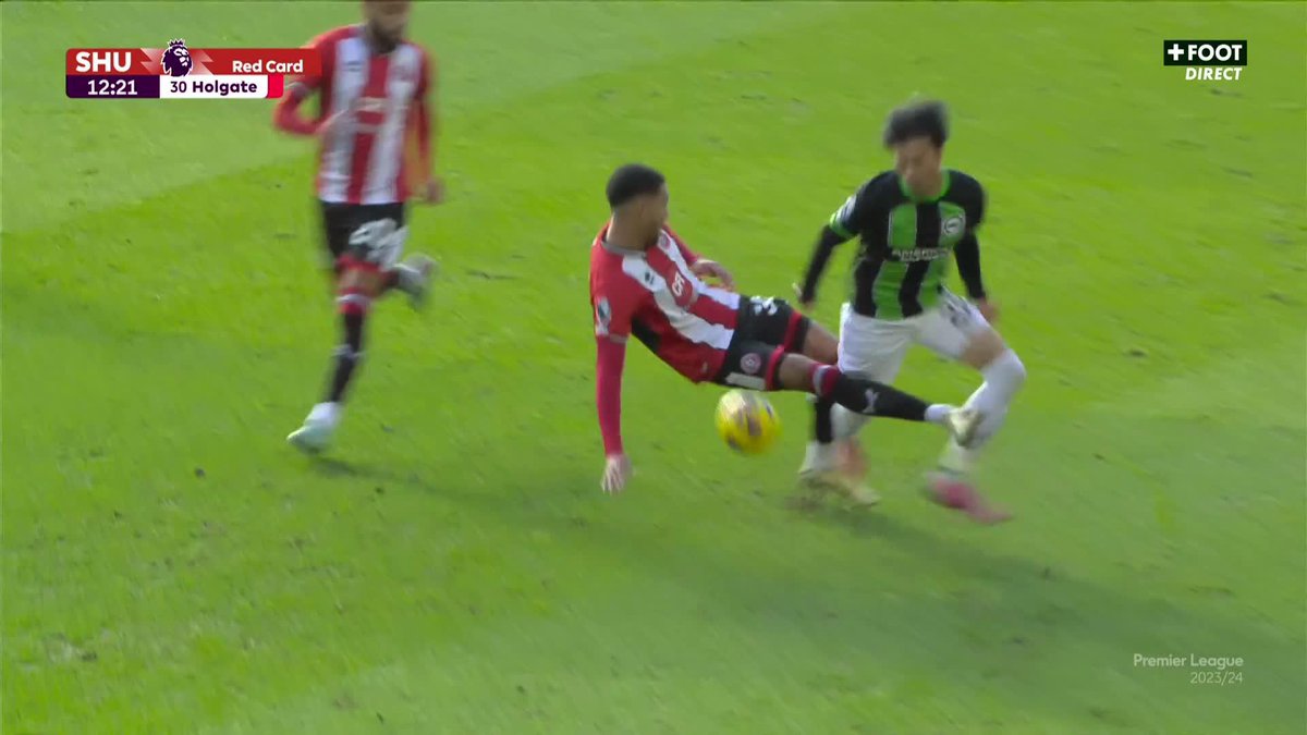 La vilaine faute d’Holgate (Sheffield United) sur Mitoma. 😱🟥