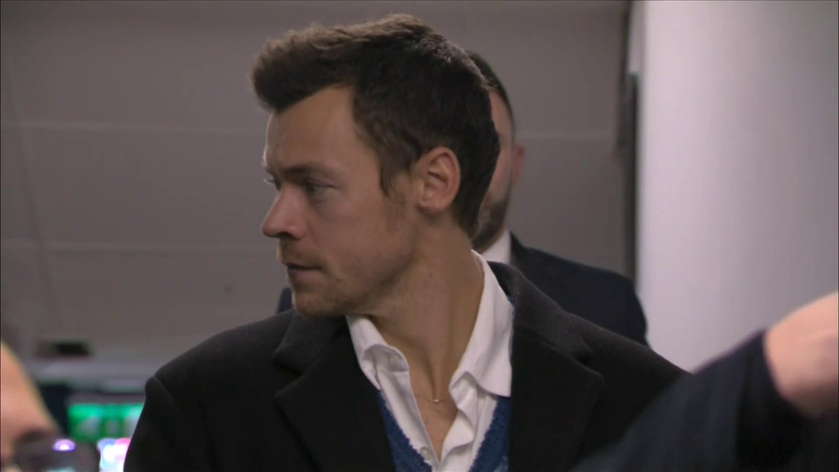 "I've never seen Jamie Redknapp move so fast out of his chair to get his selfie!" 😅 Harry Styles at Kenilworth Road to watch Luton vs Man United 🏟️