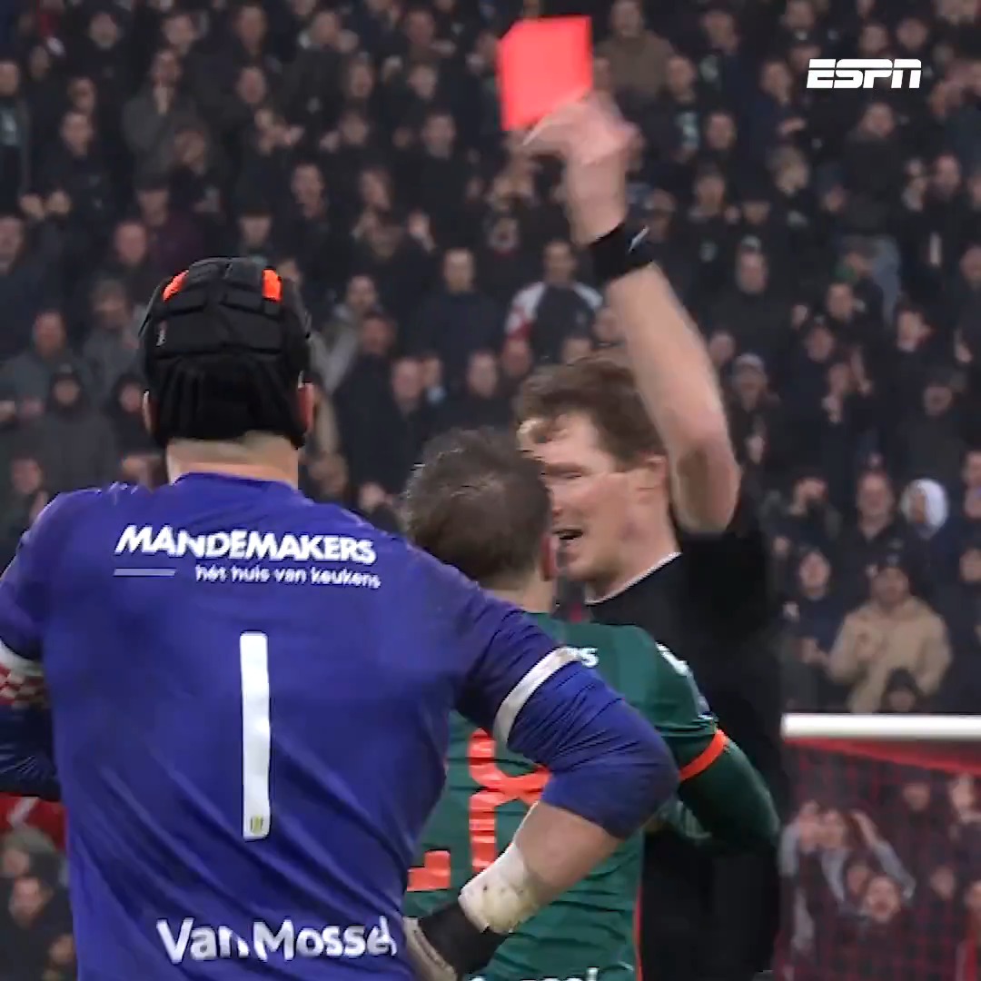 ✋ Hands of niet? 🤔 Etienne Vaessen krijgt rood, RKC verder met tien man 🟥 #feyrkc