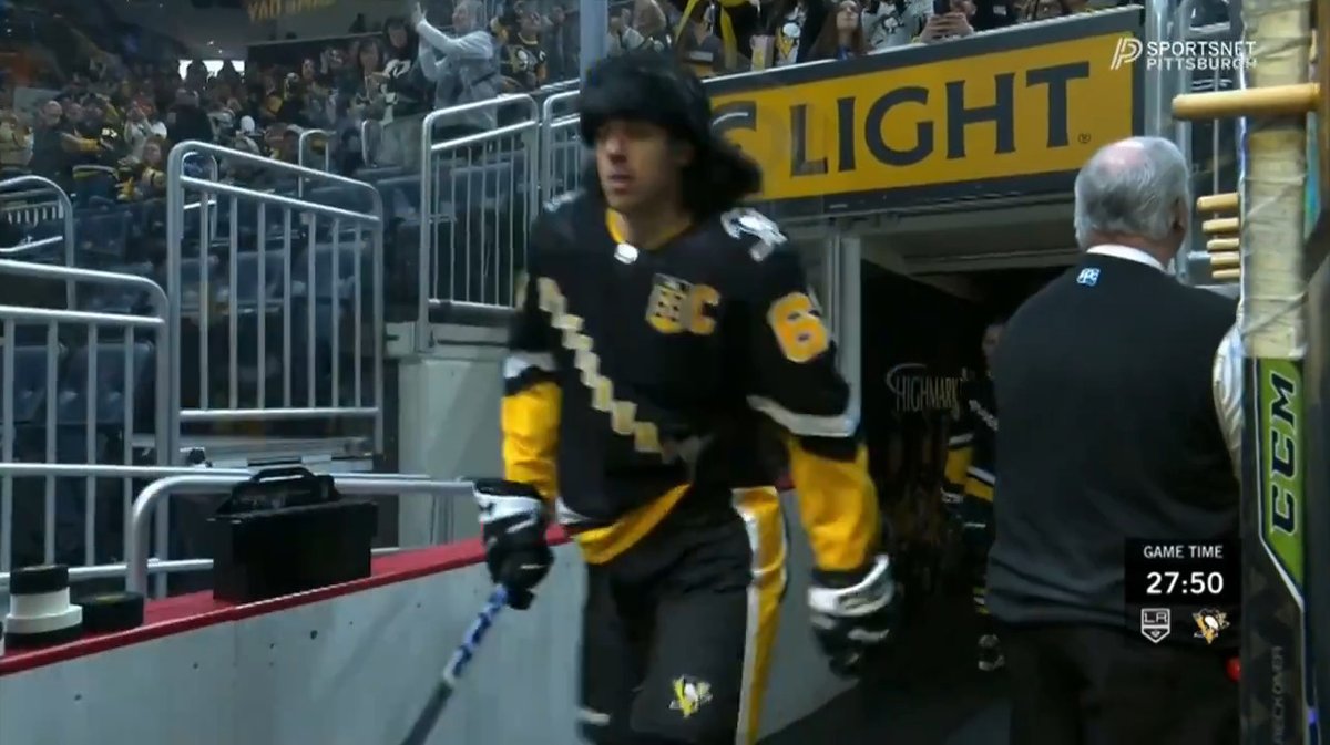 Penguins players hit the ice wearing mullets with none other than the legend himself, Jaromir Jagr 🤩