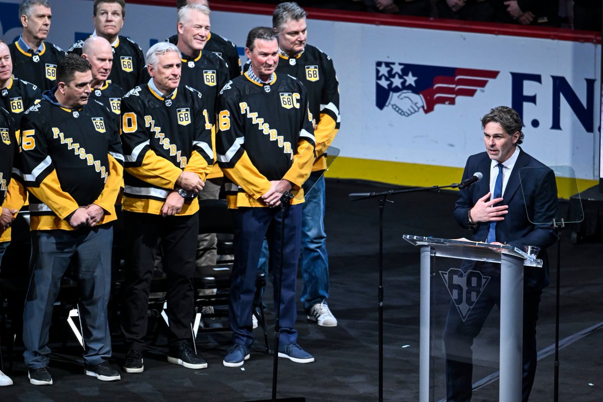 Jagr: "To be here with you, hearing the cheers - I don't even have to score, that's beautiful. That never gets old. I'm honored." Jaromir Jagr speaks to his fans ⬇️