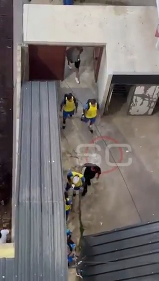 👀La secuencia al bajar del micro. #Riquelme va a 'ponerle la traba' a Frank #Fabra y luego le da un abrazo.
