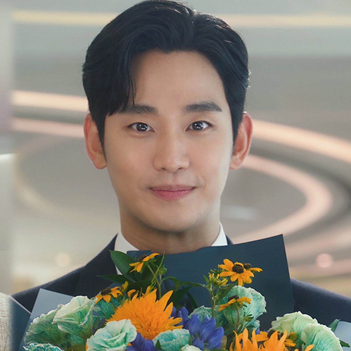 A filha da família mais rica da Coreia se casa com um simples funcionário. Eu não podia pedir um clichê melhor que esse. A minha nova série coreana Rainha das Lágrimas, com Kim Soo-hyun e Kim Ji-won, é da mesma autora de Pousando no Amor e estreia dia 23 de março. 👑💧